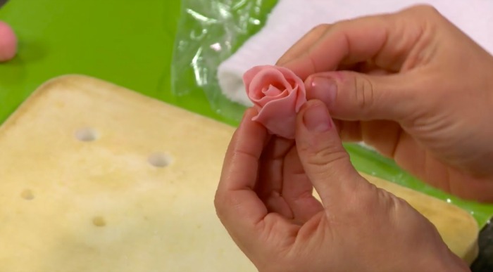 free basic fondant lesson in this online Bluprint class