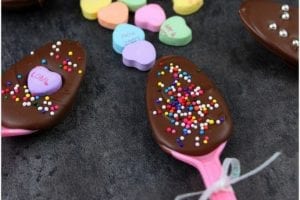 Easy Valentine’s Day Chocolate Spoons + Free Printable Gift Tag!