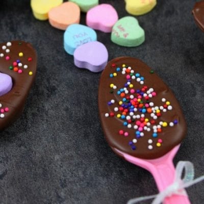 Easy Valentine's Day Chocolate Spoons + Free Printable Gift Tag!