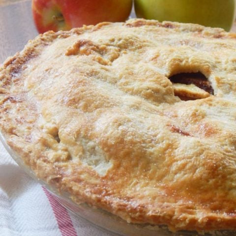 Made from scratch, this homemade apple pie recipe is easy to make and the result is an amazing old fashioned apple pie!