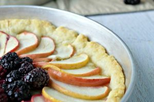 Fruit Tart Recipe with Apples and Blackberry