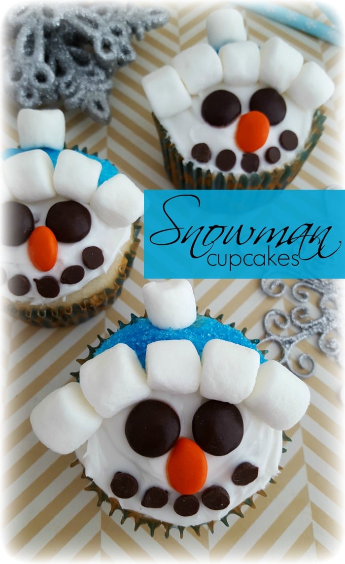 So fun and SUPER easy, these Snowman Cupcakes are adorable!