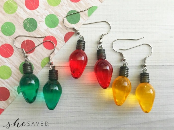 These Christmas Light Earrings are so easy to make an a fun way to celebrate your Christmas spirit! Great gift idea too!