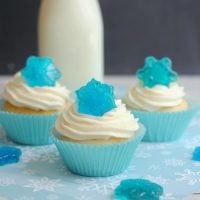 FROZEN Cupcakes: Blue Snowflake Candy Cupcakes for Disney Themed Party!