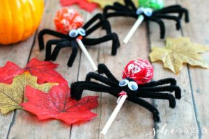 EASY Halloween Craft: Tootsie Pop Spiders