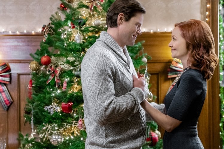 Hallmark Movies & Mysteries Movie Premiere of “Swept Up by Christmas” on Saturday, December 19th at 10pm/9c! #MiraclesofChristmas
