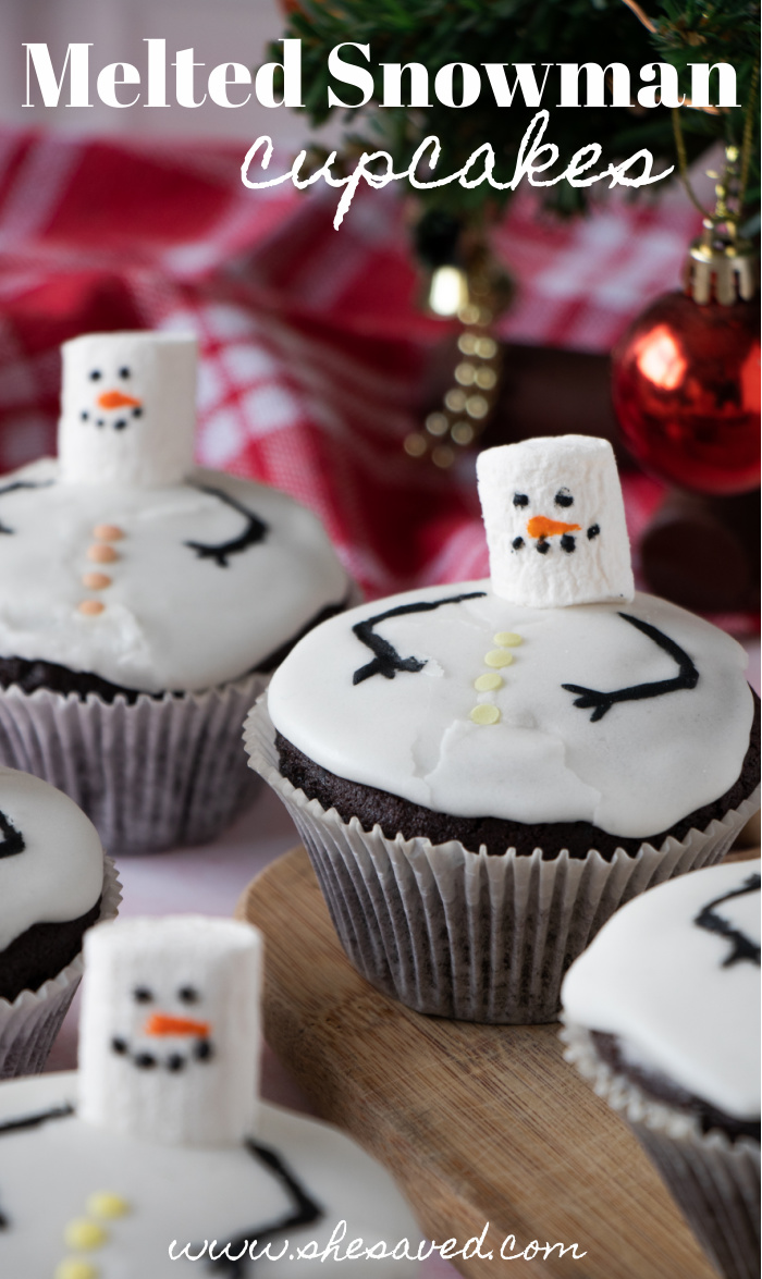 Snowmen cupcakes under the Christmas tree