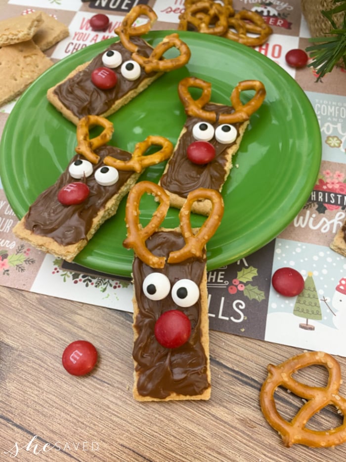 reindeer graham crackers on plates