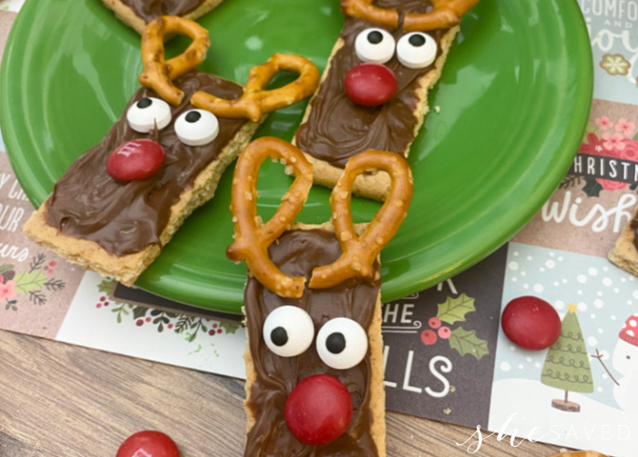 Pretzel antlers on reindeer cookie